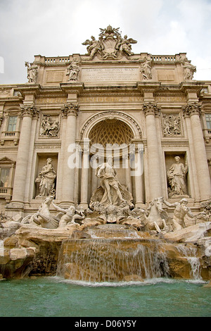 Blick auf Brunnen Di Trevi in Rom, Italien Stockfoto