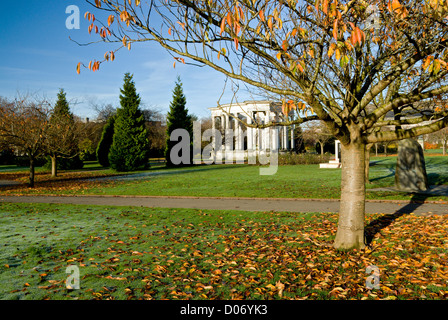 Herbst Farben und Wales National War Memorial, Alexandra Gardens, Cathays Park, Cardiff, Wales, UK. Stockfoto