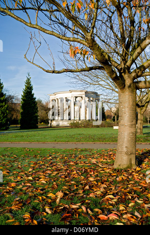 Herbst Farben und Wales National War Memorial, Alexandra Gardens, Cathays Park, Cardiff, Wales, UK. Stockfoto