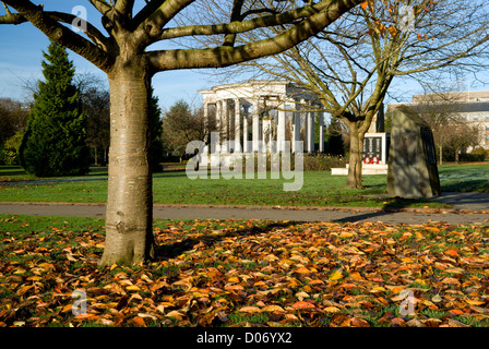 Herbst Farben und Wales National War Memorial, Alexandra Gardens, Cathays Park, Cardiff, Wales, UK. Stockfoto