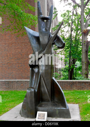 Die Skulptur „King Solomon“ von Alexander Archipenko aus dem Jahr 1963 befindet sich auf dem Campus der University of Pennsylvania in Philadelphia. Dieses Stück ist für seinen abstrakten und modernistischen Stil bekannt und spiegelt Archipenkos innovativen Ansatz in Bezug auf Skulpturen wider. Stockfoto