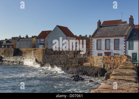 Traditionelle Fischer Hütten und Häuser am Hafen in der Fischerei Dorf von Dunbar, East Lothian, Schottland. Stockfoto