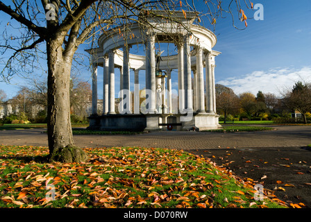 Herbstfärbung und Wales National War Memorial, Alexandra Gardens, Cathay Park, Cardiff, Wales, UK. Stockfoto