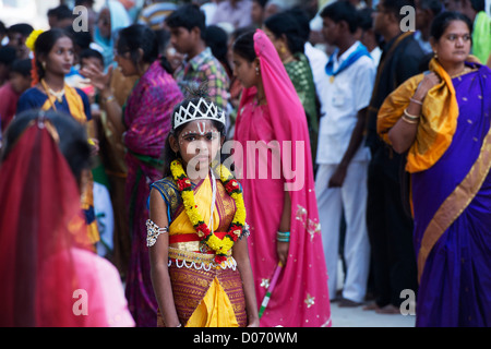 Indisches Mädchen gekleidet als Krishna auf einem Festival in den Straßen von Puttaparthi. Andhra Pradesh, Indien Stockfoto