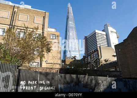 die Scherbe, eine 95-geschossiges Hochhaus, gesehen aus einer Southwark Gasse ohne Parkplatz-Ankündigung auf Zaun gemalt Stockfoto