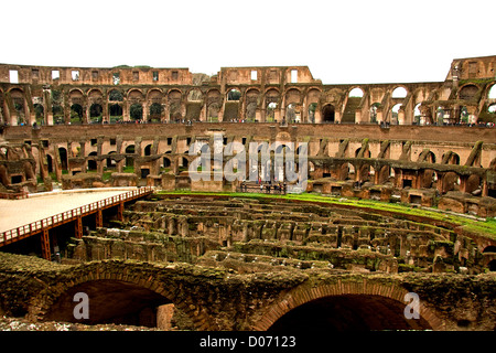 Im Inneren das Kolosseum in Rom, Italien Stockfoto