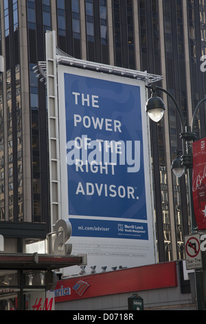 Anzeige für Finanzberatung von Merryl Lynch/Bank of America in Times Square, New York. Stockfoto