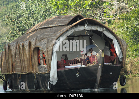 Hausboot in den Backwaters von Kerala tätig. Stockfoto