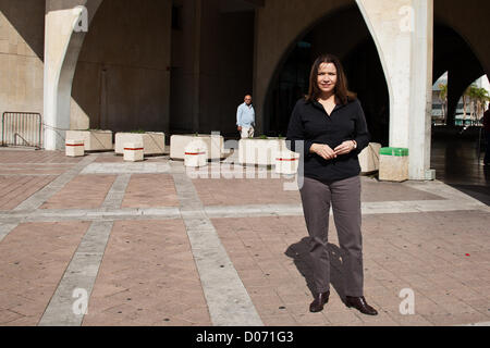 Ashdod, Israel. 19. November 2012. MK Shelly Yachimovich, von der Arbeitspartei Israels verlässt Ashdod Municipal Building nach einem Besuch im Hinblick auf Raketen und Raketen Feuer von palästinensischen Gaza-Streifen wie "Wolkensäule" Offensive seinen sechsten Tag tritt. Ashdod, Israel. 19. November 2012.  Ashdod kommunale Command and Control Center, in der Regel dienen die Stadt von 250 Tausend in kommunalen Angelegenheiten, wird jetzt verstärkt mit Manpower zu bewältigen "Wolkensäule" offensive im Gazastreifen und Notsituationen. Stockfoto