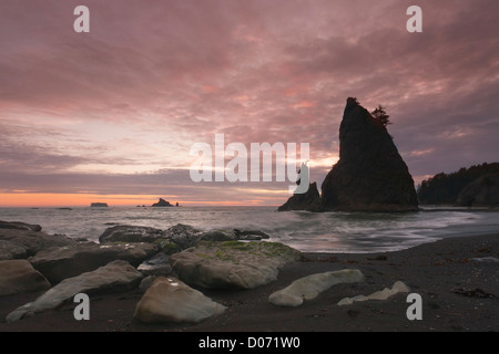 WA06735-00... WASHINGTON - Sonnenuntergang von Rialto Beach in der Nähe von Hole in Olympic Nationalpark. Stockfoto