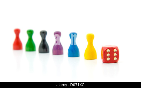 sechs bunte Bauern mit roten Würfel auf weißem Hintergrund Stockfoto