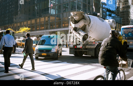 Fußgänger, Taxis und andere Fahrzeuge zu manövrieren, festgefahrene Durchgangsverkehr in Midtown in New York Stockfoto