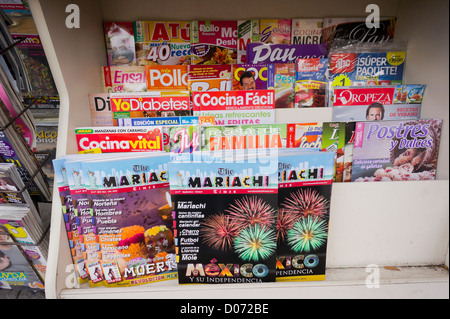 Spanische Sprache Zeitschriften sind auf einen Kiosk im Stadtteil East Harlem New York gesehen. Stockfoto