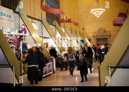 Käufer suchen der Grand Central Urlaub Messe in Vanderbilt Hall im Grand Central Terminal in New York Stockfoto