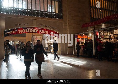 Käufer suchen der Grand Central Urlaub Messe in Vanderbilt Hall im Grand Central Terminal in New York Stockfoto