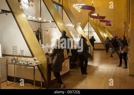 Käufer suchen der Grand Central Urlaub Messe in Vanderbilt Hall im Grand Central Terminal in New York Stockfoto