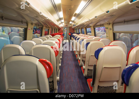 Leere Sitze auf Standardklasse Beförderung von einer Jungfrau "Super Voyager" Zug an der Westküste Magistrale von Edinburgh. Stockfoto