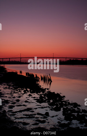 Die Erskine Bridge und des Flusses Clyde aus Bowling-Becken Stockfoto