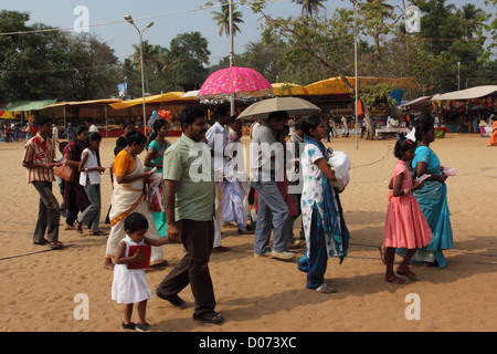 Menschen gehen für die Masse an der Arthunkal Kirche in Kerala. Stockfoto