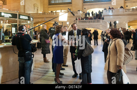 Eine Nachrichten-Crew von WABC interviews Pendler für ein Feature im Grand Central Terminal in New York auf Mittwoch, 14. November 2012 Stockfoto