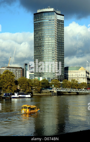 Millbank Tower Londoner mit Themse im Vordergrund Stockfoto