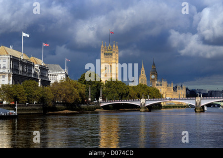 Häuser des Parlaments London gegen stürmischen Wolken Stockfoto