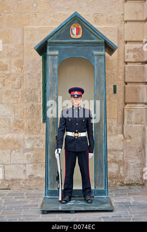 Wache auf Wache vor dem Großmeister-Palast, Valletta, Malta Stockfoto