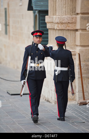 Wachposten auf Wache vor dem Großmeister-Palast, Valletta, Malta Stockfoto