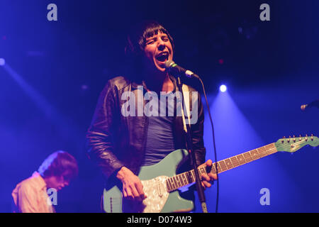 Zagreb, Kroatien. 18. November 2012. Ryan Jarman von Wakefield-Indie-Rock-Band The Cribs gezeigt, während der Durchführung in der Kulturfabrik in Zagreb, Kroatien. Stockfoto