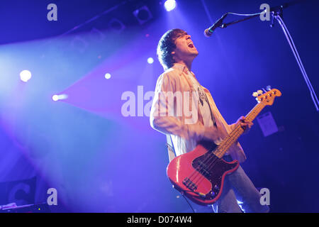 Zagreb, Kroatien. 18. November 2012. Gary Jarman von Wakefield-Indie-Rock-Band The Cribs gezeigt, während der Durchführung in der Kulturfabrik in Zagreb, Kroatien. Stockfoto