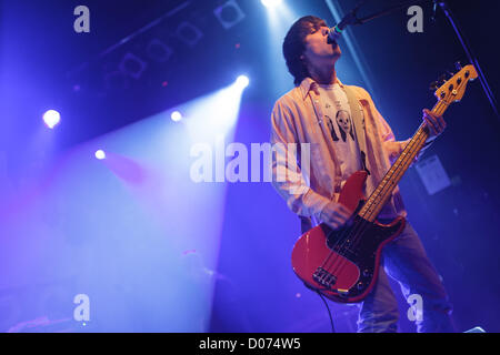 Zagreb, Kroatien. 18. November 2012. Gary Jarman von Wakefield-Indie-Rock-Band The Cribs gezeigt, während der Durchführung in der Kulturfabrik in Zagreb, Kroatien. Stockfoto