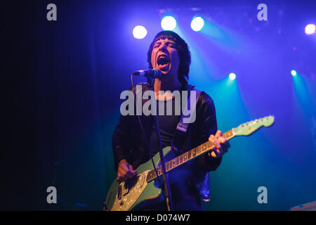 Zagreb, Kroatien. 18. November 2012. Ryan Jarman von Wakefield-Indie-Rock-Band The Cribs gezeigt, während der Durchführung in der Kulturfabrik in Zagreb, Kroatien. Stockfoto