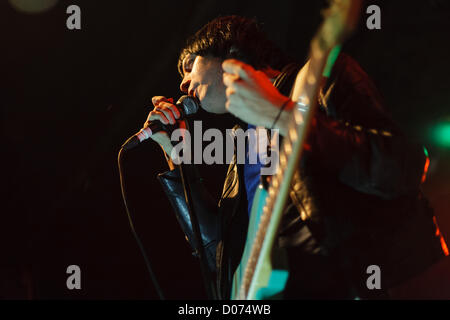 Zagreb, Kroatien. 18. November 2012. Ryan Jarman von Wakefield-Indie-Rock-Band The Cribs gezeigt, während der Durchführung in der Kulturfabrik in Zagreb, Kroatien. Stockfoto