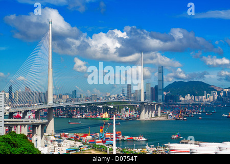 Autobahnbrücke in Hong Kong am Tag Stockfoto