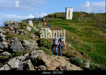 Leuchtturm und Leuchtfeuer an der Punta De La Estaca de Bares, A Coruna Province, Galicien, Spanien Stockfoto