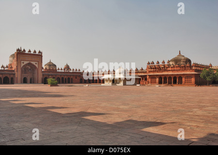 Eine Ansicht der Jama Masjid und das Grabmal von Salim Chishti (links) Grab in Jama Masjid Innenhof, Fatehpur Sikri, Uttar Pradesh, Indien Stockfoto