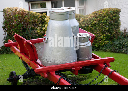 Milchkannen auf Wagen, Dorf Adare Irland Stockfoto