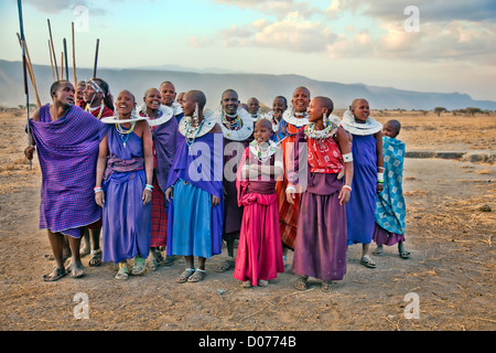 Eine Gruppe von Maasai-Männer und Frauen sind in Tansania durchführen; Ost-Afrika; Afrikas; Authentische Kulturdorf im Olpopongi; Maasai Stockfoto