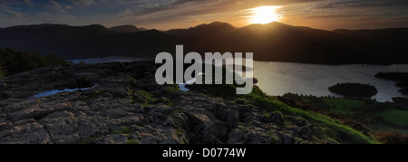 Sonnenuntergang über den Gipfel des Walla Felsen fiel, Keswick, Nationalpark Lake District, Cumbria County, England, UK. Stockfoto