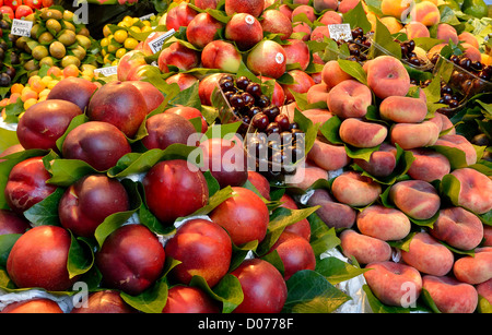 Schließen Sie Schuss von Nektarinen und Pfirsiche und andere Früchte auf dem Display in einem Obstmarkt Stockfoto