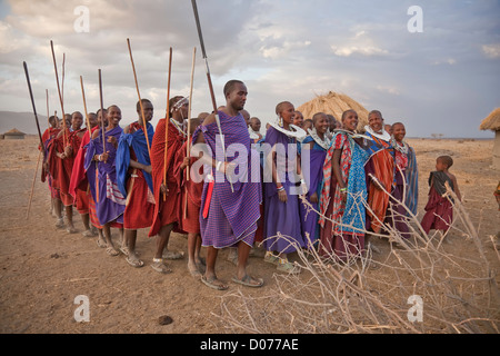 Eine Gruppe von Maasai-Männer und Frauen, die einen Tanz in Tansania; Ost-Afrika; Afrikas; Authentische Kulturdorf im Olpopongi; Maasai Stockfoto