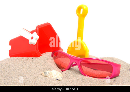 Strand-Zeug auf Sand auf weißem Hintergrund Stockfoto