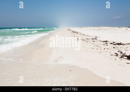 Wunderschönes türkisfarbenes Wasser wäscht sich am weißen Sandstrand Golf von Mexiko in Gulf Breeze, Florida Stockfoto