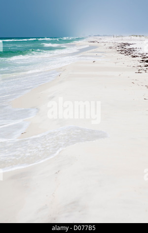 Wunderschönes türkisfarbenes Wasser wäscht sich am weißen Sandstrand Golf von Mexiko in Gulf Breeze, Florida Stockfoto