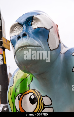 Eine Nahaufnahme des Kopfes eine bemalte Statue eines Gorillas, einer von vielen, die durch die Straßen von Bristol, England verstreut sind Stockfoto