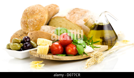 Frische Zutaten für ein italienisches Abendessen und Vorspeisen über weiß Stockfoto