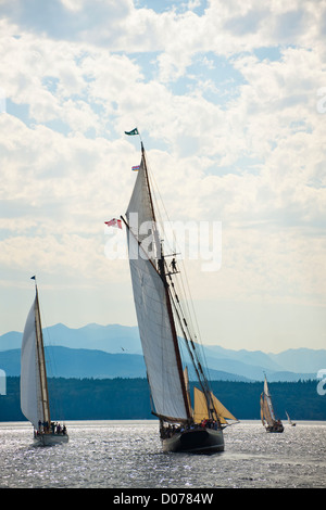 Segelboote konkurrieren in Port Townsend Wooden Boat Festival Schoner Rennen im Puget Sound of Washington State. Stockfoto