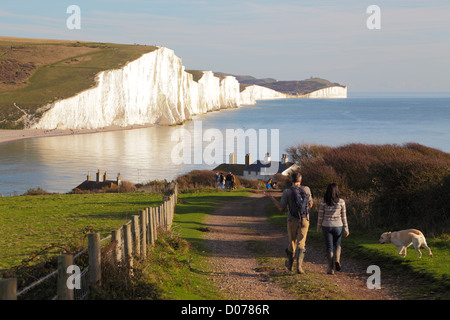 Seven Sisters Cliffs und Küste bis Beachy Head, von Seaford Head East Sussex aus gesehen, ein Paar Wanderhunde im South Downs Way National Country Park. Stockfoto