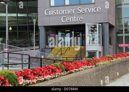 Eingang zum Kundendienstzentrum im Renfrewshire House Hauptsitz des Renfrewshire Council, Cotton Street, Paisley, Schottland, Großbritannien Stockfoto
