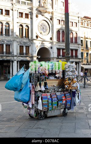 Venezianische Souvenirs Stall, Markusplatz entfernt, Venedig, Italien Stockfoto